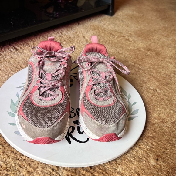 Ryka women’s Sky Walker Trail sneakers tan pink color with memory foam insoles. - Picture 5 of 17